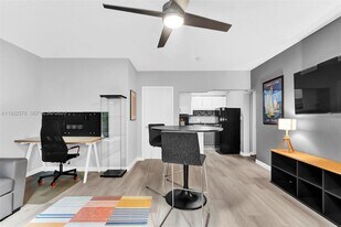 10076 E Bay Harbor Dr in Bay Harbor Islands, FL - Building Photo