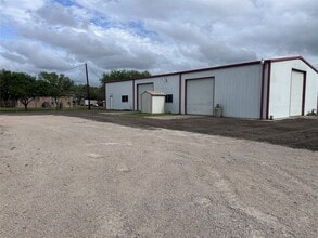 1204 Co Rd 408 in El Campo, TX - Building Photo - Building Photo