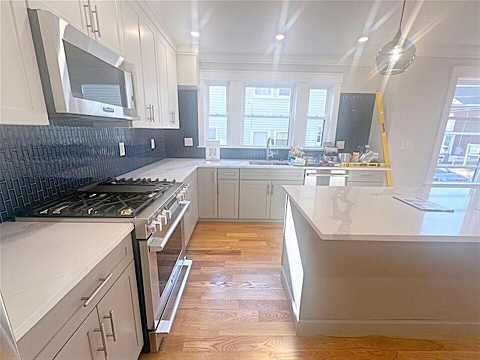 37 Governor Winthrop Rd, Unit 1 in Somerville, MA - Building Photo