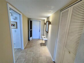 6999 W Country Club Dr N, Unit 124 in Sarasota, FL - Building Photo - Building Photo