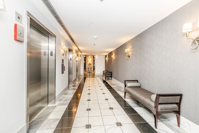 70 W Huron St, Unit 503 in Chicago, IL - Building Photo - Building Photo