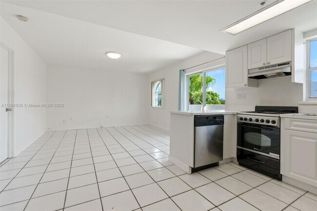 3052 SW 27th Ave in Miami, FL - Building Photo - Building Photo
