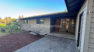 5755 Skyline Dr in West Linn, OR - Building Photo - Building Photo