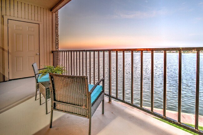 Towne Square Condos in Granbury, TX - Building Photo - Building Photo