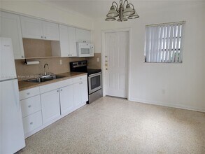 3375 SW 28th St in Miami, FL - Building Photo - Building Photo