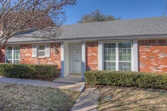 1029 Roaring Springs Rd in Fort Worth, TX - Building Photo - Building Photo