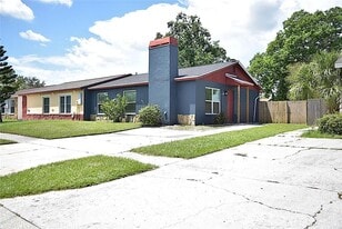 1242 Mohrlake Dr in Brandon, FL - Building Photo