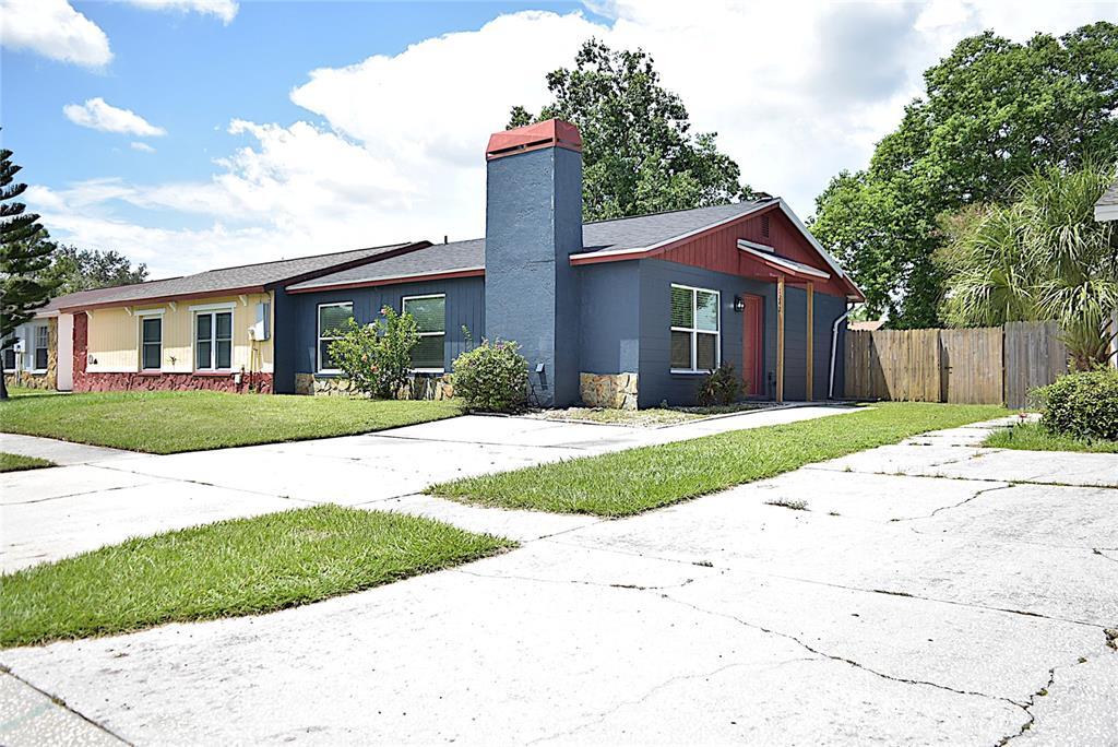 1242 Mohrlake Dr in Brandon, FL - Building Photo