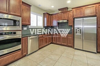 7933 Collins Isle Ln in Sacramento, CA - Building Photo - Building Photo