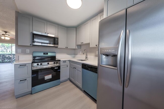 105 Gardens Dr, Unit 102 in Pompano Beach, FL - Building Photo - Building Photo