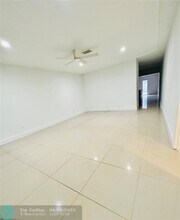 3890 NW 110th Ave in Coral Springs, FL - Foto de edificio - Building Photo