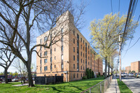 Totten Towers in Hempstead, NY - Foto de edificio - Building Photo