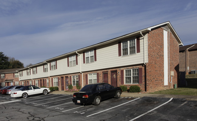 Fairmeadow Townhomes in Greenville, SC - Foto de edificio - Building Photo