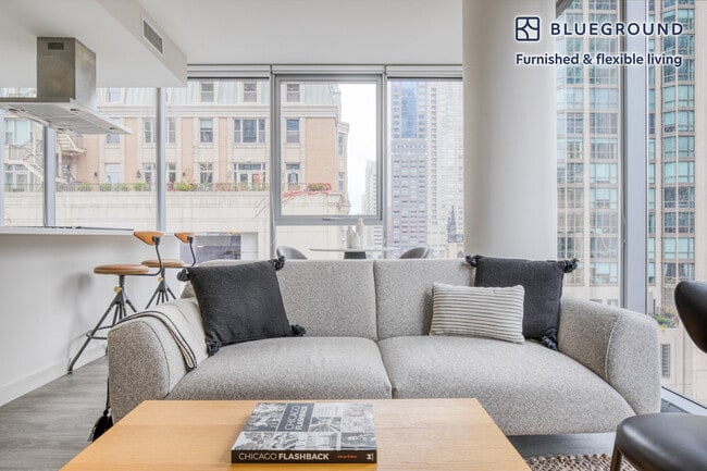 8 E Huron St in Chicago, IL - Building Photo - Building Photo