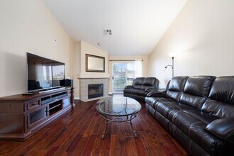 510 Camino De La Reina in San Diego, CA - Building Photo - Building Photo