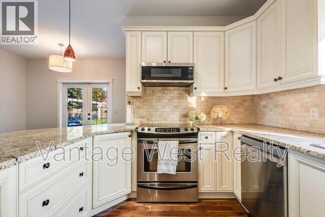 5308 Upper Mission Dr in Kelowna, BC - Building Photo - Building Photo