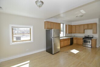 2228 W Iowa St, Unit J05P in Chicago, IL - Building Photo - Building Photo