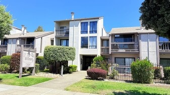 2101 Shore Line Dr in Alameda, CA - Building Photo