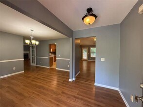 630 Burgess Creek Dr in Suwanee, GA - Foto de edificio - Building Photo
