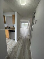 8600 N Sherman Cir in Miramar, FL - Building Photo