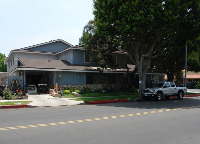 16192 Malaga Ln in Huntington Beach, CA - Building Photo - Building Photo