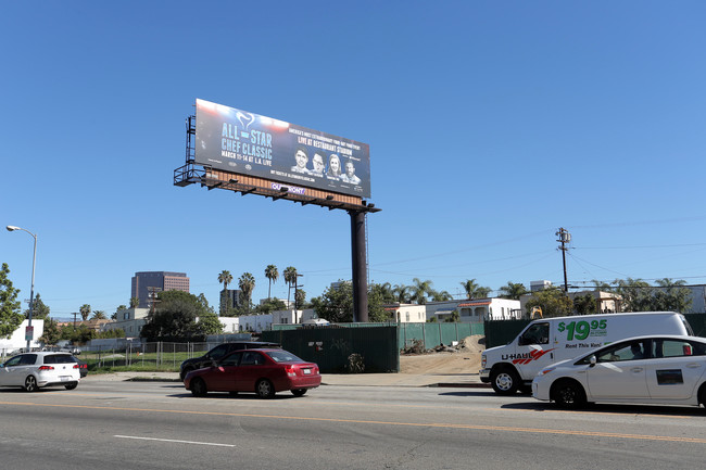 La Cienega Plaza in Los Angeles, CA - Foto de edificio - Building Photo