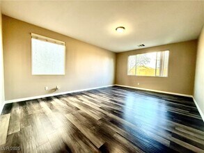 7318 W Dolphine Crest Ave in Las Vegas, NV - Building Photo - Building Photo