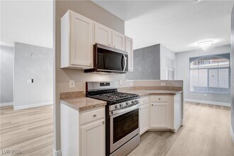 1713 Sky of Red Dr in Las Vegas, NV - Building Photo - Building Photo