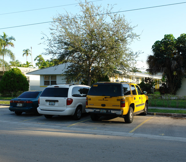 2191 NE 167th St in North Miami Beach, FL - Foto de edificio - Building Photo