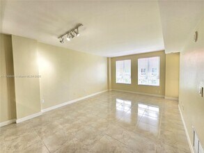 7355 SW 89th St, Unit 705N in Miami, FL - Foto de edificio - Building Photo