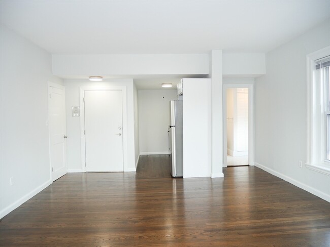 43 Carlton St, Unit 6 in Brookline, MA - Foto de edificio - Building Photo