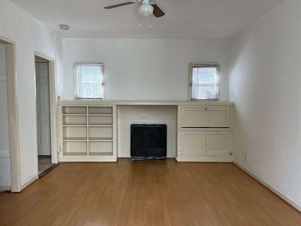 819 N Alta Vista Blvd, Unit 2 in Los Angeles, CA - Building Photo
