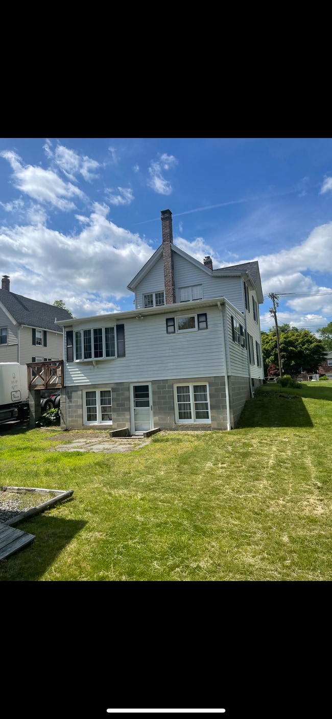 412 Pearl Lake Rd, Unit Floor 1 in Waterbury, CT - Building Photo - Building Photo