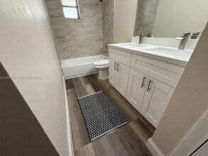 3033 NW 43rd Ave in Lauderdale Lakes, FL - Foto de edificio - Building Photo