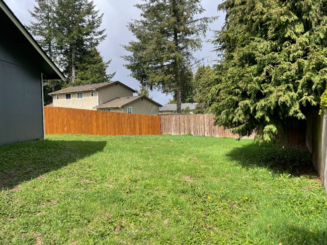 9729 5th St NE, Unit A in Lake Stevens, WA - Foto de edificio - Building Photo