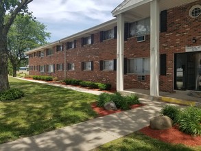 Colonial Apartments in Kenosha, WI - Foto de edificio - Building Photo