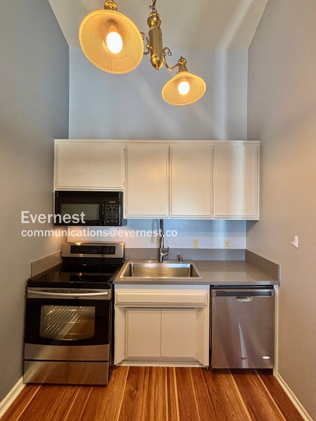 902 Camino Real in Redondo Beach, CA - Building Photo - Building Photo
