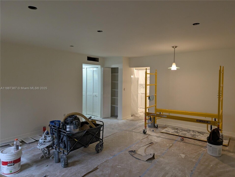 7955 SW 86th St in Miami, FL - Building Photo