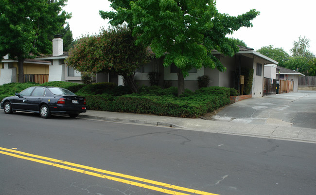 3720 Peacock Ct in Santa Clara, CA - Foto de edificio - Building Photo