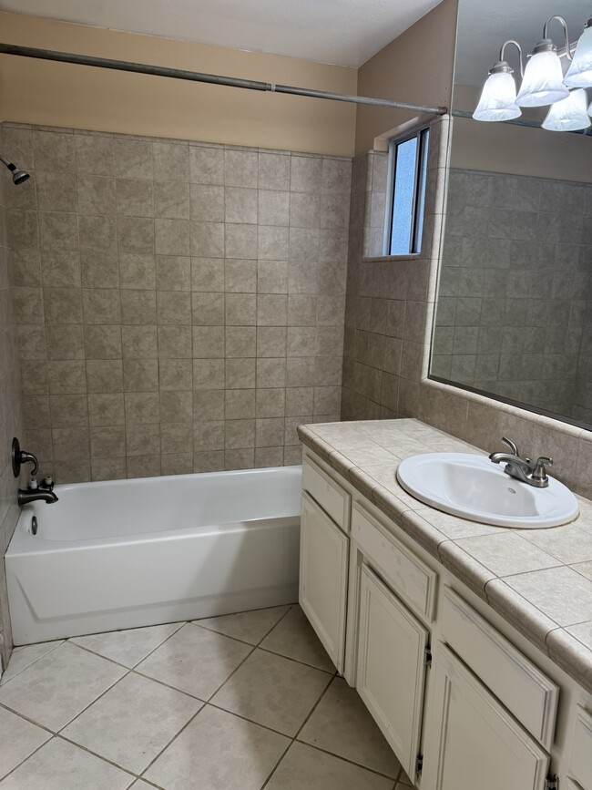 829 E Chickadee Ct in Fresno, CA - Building Photo - Building Photo