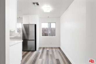 6616 Sylmar Ave in Los Angeles, CA - Building Photo - Building Photo