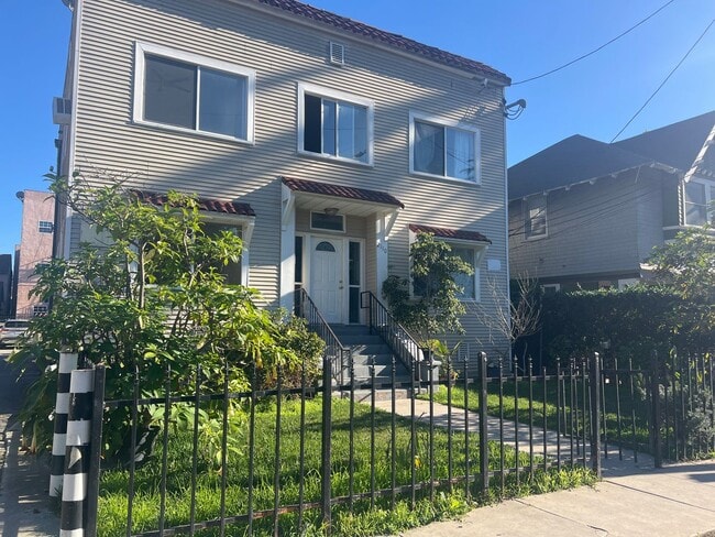 2110 S Bonsallo Ave in Los Angeles, CA - Building Photo - Building Photo