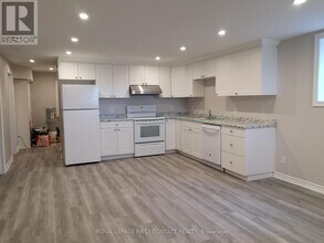 30 Burke Dr in Barrie, ON - Building Photo - Building Photo