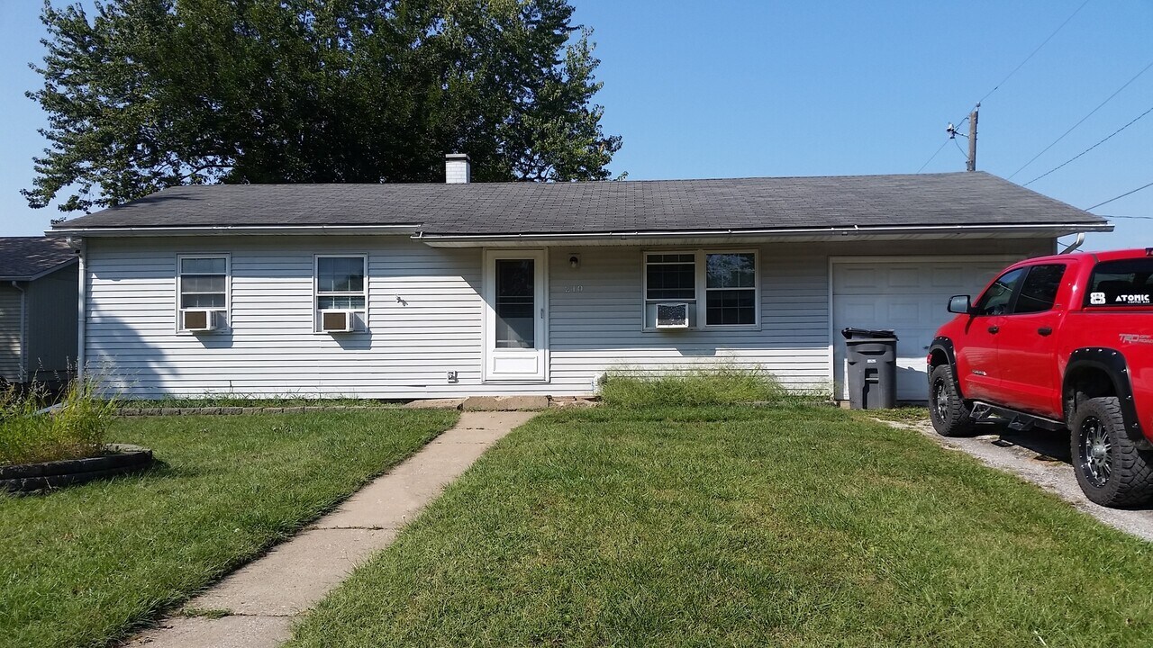 210 8th St E in Milan, IL - Building Photo