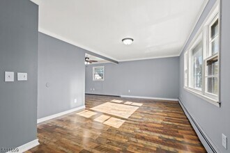 557 E Elm St in Linden, NJ - Building Photo - Building Photo