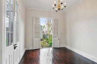 2021 Burgundy St, Unit Rear in New Orleans, LA - Foto de edificio - Building Photo