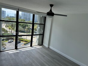 800 Parkview Dr, Unit 730 in Hallandale Beach, FL - Building Photo - Building Photo