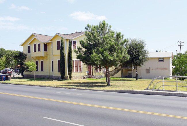 2214-2216 Roosevelt Ave in San Antonio, TX - Foto de edificio - Building Photo
