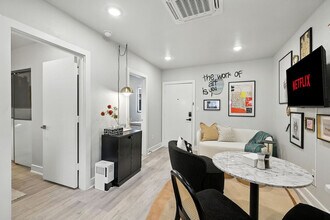 5025 San Jacinto St in Dallas, TX - Building Photo - Building Photo