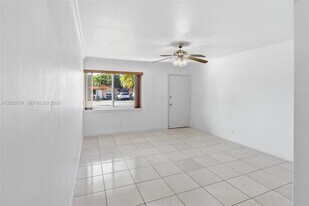 11195 SW 1st St in Miami, FL - Building Photo
